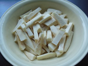 Couper les ignames en frites avant des les faire cuire.