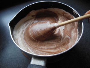 Mousse au chocolat - incorporer la crème