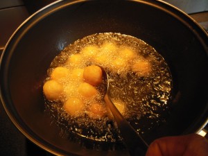 Faire frire les boules de manioc