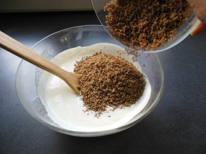 Dégué mélanger les graines dans la crème