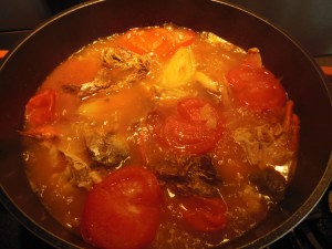 sauce-gblegblessou-avec-tomate-poisson-viande-crabe